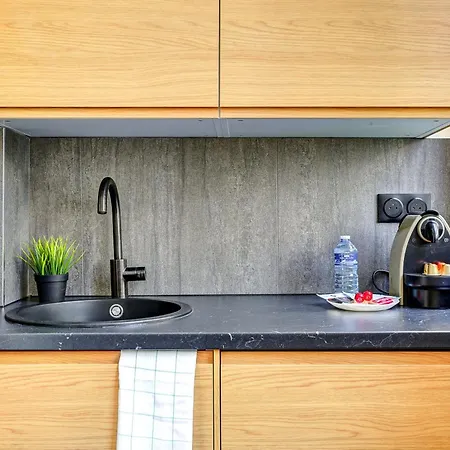 Daire Neuf Et Climatise Sur Les Champs Elysees *